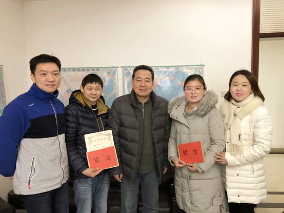 頒獎(jiǎng)?wù)掌? style= 頒獎(jiǎng)?wù)掌? oldsrc=